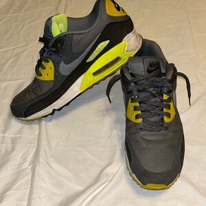 Nike Air max essential men’s 12 dark gray and volt green